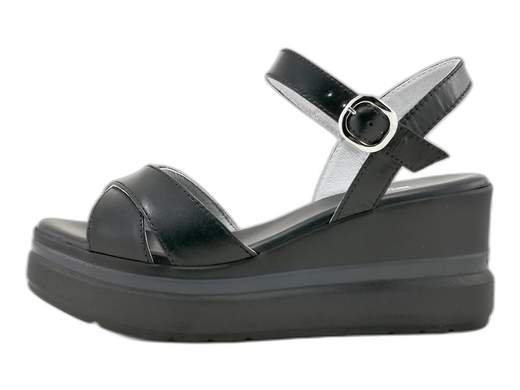 Sandali con zeppa NeroGiardini in pelle morbida. Eleganza, comfort e stile Made in Italy per giornate no stop.<br /><br />Hai presente quei sandali con zeppa che riescono a essere comodi, eleganti e perfetti anche dopo 10.000 passi? Eccoli: i *NeroGiardini E513510D* sono il tuo nuovo alleato estivo.<br /><br />La tomaia ad incrocio in morbida pelle, abbinata al cinturino alla caviglia regolabile con fibbia, offre una calzata sicura ma con classe. Il piede è avvolto da una fodera in pelle che sa essere fresca e confortevole anche nelle giornate roventi, mentre il sottopiede imbottito ti fa dimenticare che indossi dei tacchi (quasi).<br /><br />La zeppa in gomma di 7 cm è solida, stabile e incredibilmente leggera—perfetta per affrontare la città, una vacanza on the road o una giornata in ufficio col sorriso. Questi sandali sono un vero mix tra stile classico, praticità e un pizzico di fascino retrò.<br /><br />Insomma, se cerchi sandali estivi da donna con zeppa, belli ma anche comodi, qui trovi comfort e artigianalità *100% Made in Italy*. E sai che significa: camminare bene, ma con stile.