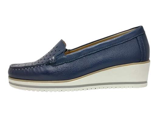 Esalta il tuo stile con il mocassino zeppa da donna Susimoda 42100/110. Realizzato in morbida pelle blu e caratterizzato da una tomaia parzialmente traforata, questo mocassino unisce eleganza e comfort in modo impeccabile. La fodera in pelle dona una sensazione di lusso ai piedi, mentre la zeppa in gomma antiscivolo flessibile da 4 cm offre il giusto supporto per camminare con sicurezza. Scopri l'artigianalità e lo stile unico di Susimoda, e vivi ogni momento con stile e comfort.