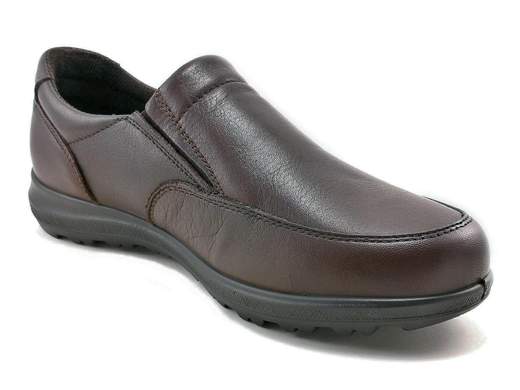 Mocassini uomo in pelle marrone scuro, leggeri e ammortizzati. Comfort elevato, ideali per ufficio e uso quotidiano prolungato.<br /><br />Questi mocassini da uomo rappresentano una soluzione ideale per chi desidera comfort elevato, leggerezza e stile sobrio da indossare ogni giorno. La tomaia è realizzata in morbida pelle nappa bottalata color marrone scuro, una finitura elegante e versatile che si abbina facilmente a outfit da lavoro e casual curati. La fodera in tessuto tecnico traspirante aiuta a mantenere il piede asciutto anche dopo molte ore di utilizzo.<br /><br />La calzata è estremamente confortevole grazie alla soletta estraibile e traspirante in pelle memory foam, progettata per ammortizzare l’impatto e sostenere il piede durante la camminata. Il doppio elastico laterale rende la calzata rapida e agevole, assicurando al tempo stesso una tenuta stabile e naturale senza punti di pressione.<br /><br />Il fondo platform in poliuretano da 3 cm garantisce leggerezza, flessibilità e un’ottima capacità di assorbimento degli urti, rendendo questi mocassini adatti a lunghe camminate, giornate di lavoro intense e utilizzo prolungato. Un modello pensato per chi cerca una scarpa pratica, elegante e affidabile, con la qualità della produzione italiana.<br /><br />Una scelta intelligente per affrontare la giornata con stile e comfort, dall’ufficio al tempo libero.