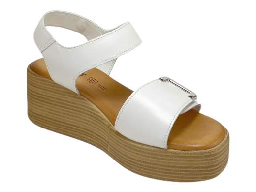 Scopri i Sandali Donna IGI&CO 5687311 Engy in pelle latte con fondo platform, comodi e regolabili, su Laporta Calzature. Acquista ora!<br /><br />I Sandali Donna IGI&CO 5687311 Engy, disponibili su Laporta Calzature, offrono un perfetto equilibrio tra stile e comfort. <br />Realizzati in pelle color latte, presentano una fascia e un cinturino alla caviglia con chiusura a strappo, garantendo una regolazione ottimale per ogni piede. <br />Il fondo platform di 6 cm leggermente squadrato dona un tocco moderno e alla moda, mentre il sottopiede in memory foam rivestito in pelle assicura un comfort eccezionale e una stabilità duratura. <br />Questi sandali Made in Italy sono ideali per chi cerca eleganza e funzionalità in un'unica soluzione. <br />Non lasciarti sfuggire questa combinazione di stile e comfort, acquista ora su Laporta Calzature!