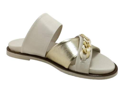 La ciabatta bassa da donna Grunland CI 3164 L6FEBE è un modello elegante e raffinato, perfetto per l'estate. La tomaia è interamente realizzata in pelle bicolore crema e platino, con un accessorio catena in tinta. Il sottopiede è imbottito e la suola è in gomma con tacco di 1 cm.<br />Questa ciabatta è ideale per chi cerca un modello comodo e alla moda da indossare in città, al lavoro o in occasioni speciali. È disponibile in diverse misure, perfetti per ogni piede.