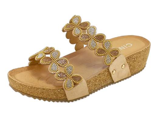 Brilla con le ciabatte donna CINZIA Soft CI1003: comfort e stile per ogni occasione. Provale subito e conquista ogni passo!<br /><br />Pronte a far scintillare ogni passo? Le ciabatte donna CINZIA Soft CI1003 sfoggiano due morbide strisce che avvolgono il piede con delicatezza, impreziosite da una miriade di piccoli strass bicolore che catturano la luce ad ogni movimento.<br /><br />Il sottopiede in pelle, imbottito e morbidissimo, regala un comfort che ti farà dimenticare di averle ai piedi. La zeppa in gomma da 4,5 cm offre sostegno e praticità, accompagnandoti in ogni occasione.<br /><br />Perfette per outfit casual o sportivi, ideali per passeggiate e vacanze: ovunque serva comodità senza rinunciare allo stile. Non aspettare: infilale e goditi la tua estate con passo brillante!