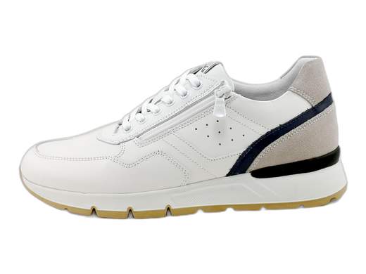 Sneakers uomo NeroGiardini in pelle bianca con zip e sottopiede DryGo. Comfort e stile impeccabili. Scoprile ora!<br /><br />Sneakers uomo NeroGiardini E500650U, realizzate interamente in pelle bianca per uno stile pulito ma deciso. <br />Doppia chiusura con lacci e zip laterale per la massima praticità. <br />La fodera interna in morbida spugna assorbe e dissipa il sudore, mantenendo il piede fresco e asciutto. <br />Sottopiede in pelle imbottito ed estraibile DryGo, sinonimo di igiene e traspirabilità. <br />Il fondo running in gomma di 4 cm assicura leggerezza, grip e slancio. <br />Raffinate, grintose e comodissime: provale subito e rinnova il tuo stile!