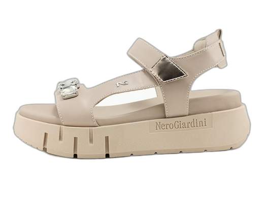 Sandali NeroGiardini con platform e maxi pietre brillanti: sportivi, glam e super comodi. Perfetti per brillare tutti i giorni. Made in Italy!<br /><br />Chi ha detto che i sandali sportivi da donna non possono essere anche un concentrato di glamour e brillantezza? I NeroGiardini E410707D smentiscono tutto, con un look che grida “sono comoda, ma anche un incanto”.<br /><br />Realizzati interamente in pelle premium, con cinturino alla caviglia regolabile a strappo (zero complicazioni), questi sandali sfoggiano una fascia anteriore decorata con 3 maxi pietre luminose—per brillare come si deve, anche a 30 gradi all’ombra.<br /><br />Il cinturino posteriore imbottito a cuscinetto coccola il tallone, mentre il sottopiede in pelle sagomato e imbottito ti accompagna per ore senza un lamento. Il fondo platform in gomma da 5,5 cm, con logo in bella vista, ti regala quei centimetri in più senza sacrificare la stabilità.<br /><br />Perfetti per look sportivi chic, outfit casual ma curati, o per dare una svolta luminosa anche alla giornata più grigia.<br />Comfort stellare, stile unico e qualità Made in Italy: questi sono i tuoi nuovi sandali preferiti.