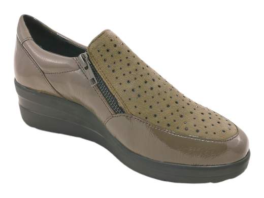 Scopri le Sneakers Donna Susimoda 93100/122 in pelle scamosciata con strass e doppia zip, eleganti e comode. Acquista ora su Laporta Calzature!<br /><br />Le Sneakers Donna Susimoda 93100/122, disponibili su Laporta Calzature, sono la scelta ideale per chi cerca un look classico con un tocco di brillantezza. <br />Realizzate in morbida pelle scamosciata impreziosita da strass in tinta e dettagli in vernice, queste sneakers aggiungono eleganza senza perdere in praticità. <br />La doppia zip laterale rende la calzata semplicissima, perfetta per chi ha sempre fretta ma non rinuncia allo stile! <br />Il sottopiede estraibile, soffice e imbottito, coccola il piede ad ogni passo, mentre il fondo zeppa in poliuretano leggero e flessibile di 4,5 cm dona un comodo slancio. <br />Porta praticità e raffinatezza nelle tue giornate: acquista ora su Laporta Calzature e dai luce al tuo passo!