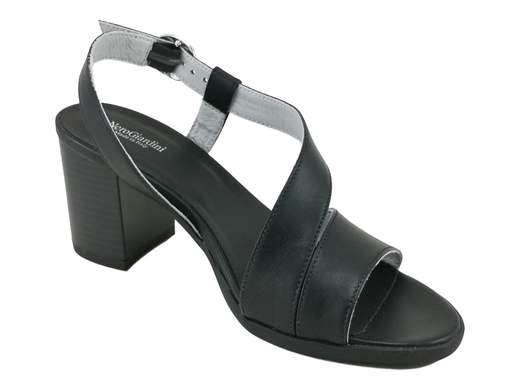 Raffinato sandalo da donna NeroGiardini con tacco a blocco di 6,5 cm, doppia fascia in pelle con fibbia e suola antiscivolo, disponibile in nero e lino.