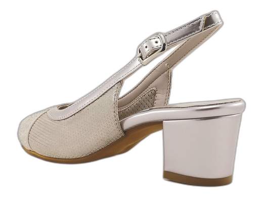 Sandali slingback CINZIA Soft MM295592 in camoscio lucido e vernice con strass, tacco a blocco 5 cm e suola antiscivolo. Eleganza e comfort Made in Italy! <br /><br />Eleganti, comodi e con quel tocco di luce che fa la differenza! <br />I sandali slingback CINZIA Soft MM295592 mixano camoscio lucido, vernice e strass per un look raffinato e versatile. <br />Il cinturino posteriore con fibbia assicura stabilità, mentre il sottopiede imbottito coccola ogni passo. <br />Il tacco a blocco da 5 cm è l’alleato perfetto per serate chic senza rinunciare al comfort. Suola antiscivolo per danzare in sicurezza ovunque. <br />Made in Italy, sinonimo di qualità e stile. Disponibili su Laporta Calzature… pronti a brillare con te!