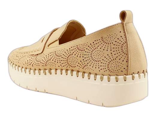 Mocassini GRÜNLAND in ecopelle traforata con plantare estraibile RE-SOFT e suola leggera 4 cm. Freschi, comodi e perfetti per l'estate!<br /><br />I mocassini GRÜNLAND SC 4368 F6SILI sono una ventata d’aria fresca ai tuoi piedi! <br />Realizzati in morbida ecopelle traforata, sono pensati per accompagnarti nelle giornate più calde senza mai perdere il sorriso. <br />Il sottopiede RE-SOFT in pelle, super imbottito ed estraibile, coccola il piede e può essere tranquillamente sostituito con un plantare personale. <br />Il fondo platform in gomma leggera da 4 cm è flessibile e stabile: camminare diventa un piacere! <br />Perfetti per ogni outfit e ogni occasione, con un tocco di leggerezza che fa la differenza.