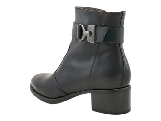 Scopri i Tronchetti Donna NeroGiardini I411270D in pelle con cinturino e accessorio metal, eleganti e pratici con tacco 4 cm. Acquista ora su Laporta Calzature! <br /><br />I Tronchetti Donna NeroGiardini I411270D, disponibili su Laporta Calzature, sono l’essenza del glamour pratico, perfetti per accompagnarti in ogni occasione. <br />Realizzati interamente in pelle di qualità, questi tronchetti sfoggiano un elegante cinturino alla caviglia impreziosito da un raffinato accessorio metallico. <br />La chiusura con zip laterale è pensata per chi vuole uscire di casa con stile... ma senza perdere tempo! <br />Il sottopiede estraibile DryGo non solo offre comfort, ma mantiene i tuoi piedi freschi assorbendo l’umidità. <br />La suola in gomma antiscivolo e il tacco di 4 cm ti garantiscono stabilità e comodità per tutto il giorno. <br />Scegli praticità, raffinatezza e un pizzico di grinta: acquista ora su Laporta Calzature e porta il tuo outfit al livello successivo!