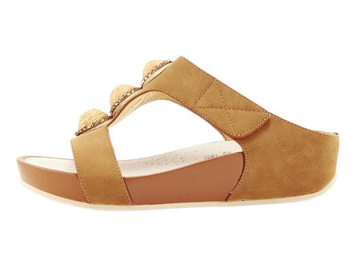 Ciabatta donna Grunland CI 0881 C9DIRA con zeppa 4 cm, fasce in ecopelle con strass e sottopiede in pelle imbottito. Comodità e stile insieme.<br /><br />La ciabatta donna Grunland CI 0881 C9DIRA è la scelta perfetta per chi ama unire praticità e dettagli glamour. La tomaia a due fasce in ecopelle è impreziosita da raffia e luminosi strass, così ogni passo diventa un piccolo tocco di eleganza.<br /><br />La fascia superiore è regolabile a strappo, per una calzata personalizzata e senza pensieri. Il sottopiede in pelle imbottito regala comfort immediato, mentre la zeppa di 4 cm, leggera e con suola antiscivolo, assicura stabilità e agilità in ogni situazione.<br /><br />Perfette per il tempo libero, le passeggiate o le vacanze, queste ciabatte Grunland ti accompagnano ovunque con comodità e un pizzico di brillantezza.<br /><br />Non aspettare: indossale e porta luce e comfort alle tue giornate!