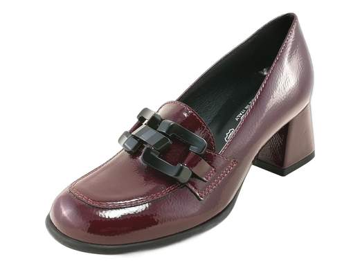 Mocassini IGI&CO 8696111 Fabiana in vernice naplack con catena e tacco a blocco. Eleganza e comfort in puro stile Made in Italy.<br /><br />I mocassini IGI&CO 8696111 Fabiana sono la perfetta sintesi tra classe e comodità. Realizzati in morbida vernice naplack bordeaux (bordò), conquistano al primo sguardo grazie al raffinato accessorio a catena che aggiunge un tocco glamour senza rinunciare alla sobrietà.<br /><br />Il sottopiede in pelle imbottito avvolge il piede in un comfort totale, mentre il tacco a blocco da 5,5 cm e la suola in gomma antiscivolo assicurano stabilità e praticità in ogni momento della giornata.<br /><br />Ideali per l’ufficio, una passeggiata in centro o una serata chic, questi mocassini sono l’emblema dello stile raffinato che non rinuncia al benessere.<br />Ovviamente Made in Italy — eleganza e comfort firmati dalla tradizione artigianale italiana.<br /><br />Provali e scopri quanto può essere comodo essere impeccabilmente elegante!