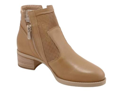 Stivaletto NeroGiardini E409710D: eleganza e comfort in ogni passo!<br />Pelle traforata, accessorio logato, zip laterale, plantare estraibile DryGo e tacco di 4 cm.