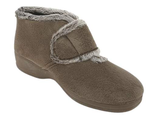Pantofole donna CINZIA Soft ED02859 in velluto con bordo in pelliccia e chiusura a strappo. Comode, calde e con zeppa da 3,5 cm. Scoprile su Laporta Calzature! <br /><br />Le pantofole CINZIA Soft ED02859 sono il perfetto mix di comfort e stile per le tue giornate casalinghe. <br />Realizzate in velluto con un elegante bordo in pelliccia, si distinguono per il loro design in stile polacchine e la chiusura a strappo che garantisce una calzata personalizzata e super confortevole. <br />L'interno, in tessuto spesso e caldo, è il tuo alleato contro il freddo, mentre il fondo in gomma naturale antiscivolo le rende perfette anche per un rapido giretto fuori casa. La zeppa di 3,5 cm aggiunge un tocco di eleganza e sostegno. <br />Scoprile su Laporta Calzature e concedi ai tuoi piedi il lusso che meritano!