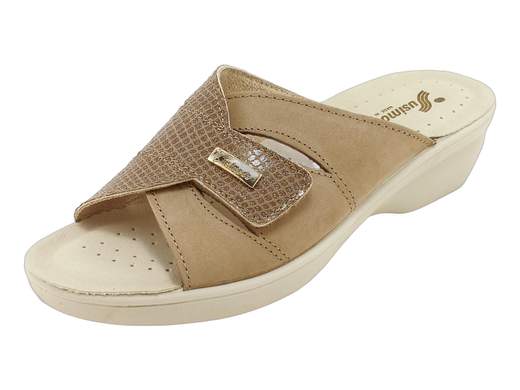 Ciabatte Susimoda donna comode e regolabili, in nabuk stampa rettile, zeppa leggera e Made in Italy. Perfette per casa e tempo libero.<br /><br />E adesso parliamone bene: queste ciabatte Susimoda 1066/116 non sono semplici pantofole da casa, ma un piccolo lusso quotidiano. La tomaia in nabuk con stampa rettile dà quel tocco fashion anche quando stai solo andando a preparare il caffè.<br /><br />La regolazione con strappo ti permette di adattarle alla perfezione al piede, così dimentichi fastidi e pressioni. Il sottopiede imbottito in pelle coccola la pianta, mentre la zeppa di 4 cm in poliuretano ti solleva quel tanto che basta per camminare comoda… ma con stile.<br /><br />Leggere, pratiche e sorprendentemente curate nei dettagli, sono ideali per la casa ma pronte a uscire con te anche sul balcone, in giardino o per una commissione veloce. E sì, sono Made in Italy: qualità vera, non solo parole.<br /><br />Pronta a regalare un po’ di comfort ai tuoi piedi? Scopri ora e non tornare più indietro!