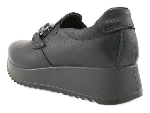 Mocassini Enval Soft in pelle nappa nera con platform e accessorio in pietre: comfort ed eleganza Made in Italy per ogni occasione.<br /><br />Comfort ed eleganza si incontrano nei mocassini platform Enval Soft 8779111 Esther. Realizzati in morbida pelle nappa color nero, catturano lo sguardo con l’elegante accessorio in pietre tono su tono, perfetto per aggiungere un tocco di classe anche ai look più semplici.<br /><br />Il sottopiede in pelle imbottito con memory foam regala una sensazione di benessere che dura tutto il giorno, mentre la zeppa platform di 4 cm in poliuretano leggero e antiscivolo assicura stabilità e leggerezza ad ogni passo.<br /><br />Ideali per chi ama uno stile pratico ma curato, questi mocassini Made in Italy sono la scelta giusta per affrontare la giornata con fascino e comodità.<br /><br />Cammina con stile e leggerezza: provali subito e non vorrai più toglierli!