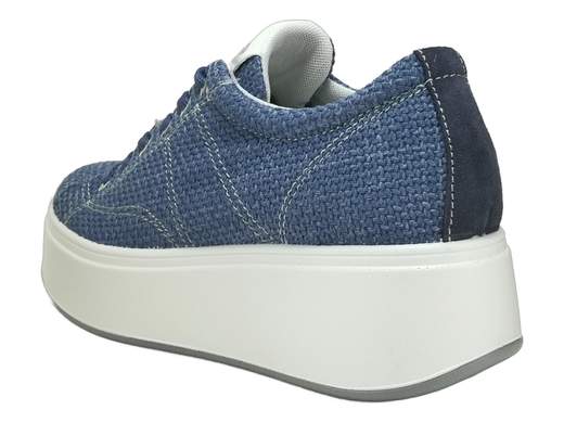 Sneaker in tessuto effetto rafia jeans con ciondolo a cuore, suola platform 5cm ultra leggera e plantare in pelle estraibile per il massimo comfort quotidiano.