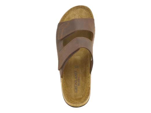 Ciabatte uomo Grunland in pelle con doppio strappo e sottopiede RE-SOFT. Comodità top per l’estate!<br /><br />Le Grunland CI 2629 59SIRU sono quelle ciabatte che, una volta provate, non le togli più neanche per andare a dormire (ok, quasi).<br /><br />Due fasce in pelle regolabili a strappo ti danno libertà totale di calzata: larghe, strette, e via. Dentro, tutto è foderato in pelle, per un tocco extra di qualità.<br /><br />Il segreto del comfort? Il sottopiede RE-SOFT in pelle scamosciata: imbottito, accogliente e praticamente una spa per i tuoi piedi. E con la suola in poliuretano leggera e flessibile, ogni passo è un piacere.<br /><br />Ideali per l’estate, per il tempo libero o anche per “sbragare” con stile. Must-have vero, parola di piede soddisfatto.