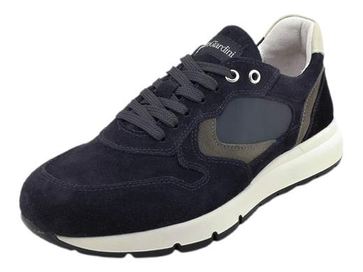 Sneakers uomo NeroGiardini in camoscio e materiale tecnico. Comode, traspiranti e versatili, con suola antiscivolo. Scopri su Laporta Calzature! Made in Italy. <br /><br />Le sneakers NeroGiardini I400420U sono il connubio perfetto tra stile e praticità. <br />Realizzate con tomaia in camoscio e materiale tecnico, e con fodera in pelle, offrono un comfort superiore grazie al sottopiede imbottito estraibile DryGo, che garantisce traspirabilità e igiene per tutta la giornata. <br />La suola in gomma antiscivolo e la chiusura con lacci completano un design minimale e raffinato, ideale per il lavoro e il tempo libero. <br />Un must-have per il guardaroba maschile, queste sneakers sono pronte ad accompagnarti ovunque. <br />Scoprile ora su Laporta Calzature e aggiungi un tocco Made in Italy al tuo stile!