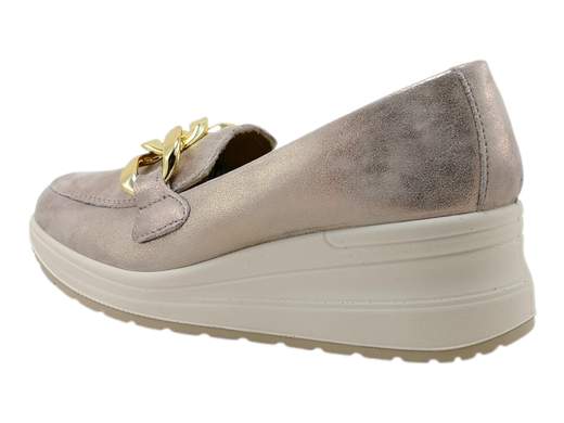 Scopri i Mocassini Zeppa ENVAL Soft 5760922 Ronda in pelle metallizzata taupe con catena dorata, comodi e alla moda, su Laporta Calzature. Acquista ora!<br /><br />I Mocassini Zeppa ENVAL Soft 5760922 Ronda, disponibili su Laporta Calzature, offrono il perfetto mix di stile e comfort, ideali per l'uso urbano e le mezze stagioni. <br />Realizzati in morbida pelle metallizzata con un elegante effetto nuvolato color taupe, questi mocassini sono impreziositi da un raffinato accessorio a catena dorata. <br />La comoda zeppa sportiva di 5,5 cm aggiunge altezza senza sacrificare la praticità, rendendoli perfetti per l’uso quotidiano. <br />Il sottopiede estraibile in memory foam rivestito in pelle assicura un comfort eccezionale per tutta la giornata. <br />Orgogliosamente Made in Italy, questi mocassini rappresentano qualità e artigianalità italiana. <br />Aggiungi un tocco di eleganza al tuo guardaroba, acquista ora su Laporta Calzature!