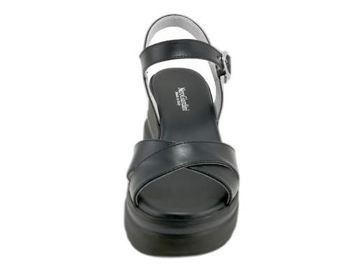 Sandali con zeppa NeroGiardini in pelle morbida. Eleganza, comfort e stile Made in Italy per giornate no stop.<br /><br />Hai presente quei sandali con zeppa che riescono a essere comodi, eleganti e perfetti anche dopo 10.000 passi? Eccoli: i *NeroGiardini E513510D* sono il tuo nuovo alleato estivo.<br /><br />La tomaia ad incrocio in morbida pelle, abbinata al cinturino alla caviglia regolabile con fibbia, offre una calzata sicura ma con classe. Il piede è avvolto da una fodera in pelle che sa essere fresca e confortevole anche nelle giornate roventi, mentre il sottopiede imbottito ti fa dimenticare che indossi dei tacchi (quasi).<br /><br />La zeppa in gomma di 7 cm è solida, stabile e incredibilmente leggera—perfetta per affrontare la città, una vacanza on the road o una giornata in ufficio col sorriso. Questi sandali sono un vero mix tra stile classico, praticità e un pizzico di fascino retrò.<br /><br />Insomma, se cerchi sandali estivi da donna con zeppa, belli ma anche comodi, qui trovi comfort e artigianalità *100% Made in Italy*. E sai che significa: camminare bene, ma con stile.
