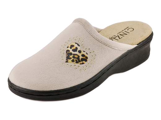 Pantofole donna invernali aperte dietro in peluche beige con zeppa 4 cm<br /><br />Pantofole donna invernali aperte dietro, ideali per affrontare la stagione fredda con comfort, calore e praticità. La tomaia in peluche beige liscio è impreziosita da un elegante decoro maculato a forma di cuore con piccoli strass dorati, per uno stile femminile e curato anche in casa.<br /><br />La fodera interna in tessuto caldo contribuisce a mantenere il piede avvolto e protetto dal freddo, mentre il sottopiede imbottito in velluto, morbido e confortevole, garantisce una piacevole sensazione a ogni passo.<br /><br />Il fondo con zeppa di 4 cm in gomma flessibile e antiscivolo assicura stabilità, leggerezza e sicurezza anche su superfici leggermente bagnate.<br />Perfette per il relax domestico, per le attività quotidiane in casa e per chi desidera una pantofola pratica ma elegante.<br /><br />⚠️ Nota vestibilità: si consiglia di scegliere una taglia in più rispetto alla normale taglia utilizzata di pantofole.