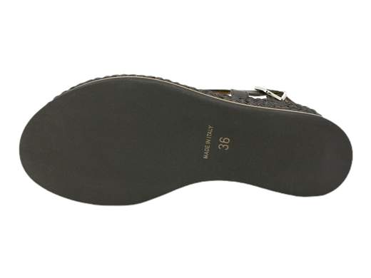 Scopri l'eleganza senza tempo del sandalo zeppa slingback da donna Gianmarco Sorelli 2157/Jil-Mg. Questo sandalo incanta con il suo design sofisticato. Realizzato interamente in pelle imbottita, offre comfort e stile ineguagliabili. Il cinturino posteriore aggiunge un tocco di classe. La zeppa di 6 cm, rivestita in rafia/cestino, dona altezza senza compromettere il comfort. La suola in micro leggero garantisce una camminata leggera. Questo sandalo è un capolavoro di eleganza e artigianato italiano, rappresentando il meglio dello stile. Sia che tu stia partecipando a un evento speciale o desideri aggiungere raffinatezza alla tua routine quotidiana, il sandalo Gianmarco Sorelli 2157/Jil-Mg è la scelta perfetta.