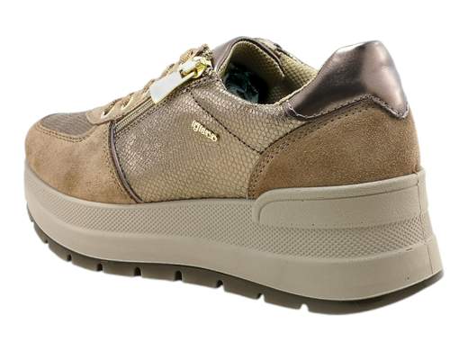 Scopri le Sneakers Donna IGI&CO 6675222 KOLA in pelle laminata bronzo e camoscio, comode e ammortizzate. Acquista ora su Laporta Calzature!<br /><br />Le Sneakers Donna IGI&CO 6675222 KOLA, disponibili su Laporta Calzature, sono perfette per chi ama uno stile deciso e chic con il massimo del comfort. <br />Realizzate in pelle laminata bronzo e camoscio fango, queste sneakers aggiungono un tocco glamour al look sportivo. <br />La fodera in morbido tessuto tecnico e il sottopiede imbottito estraibile garantiscono freschezza e comodità in ogni momento, perfette per le giornate più dinamiche! <br />La chiusura con lacci dona un look classico, mentre il fondo ginnico in poliuretano ammortizzato di 5,5 cm regala altezza senza sacrificare la leggerezza. <br />Ideali per aggiungere grinta al tuo guardaroba, acquista ora su Laporta Calzature e cammina con stile!