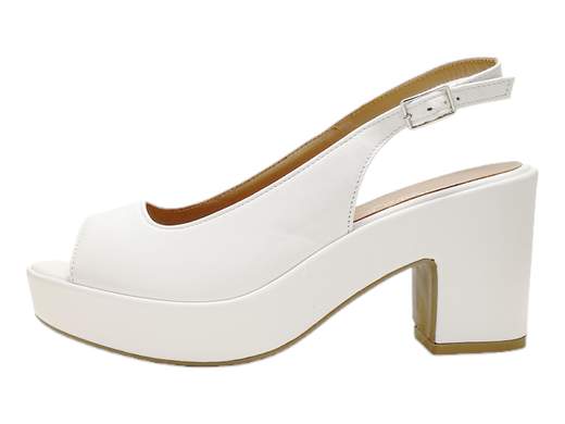 Sandali con tacco Gianmarco Sorelli 2099/G60 in pelle nappa. Eleganza e comfort con plateau, perfetti per ogni occasione. Made in Italy.<br /><br />Chi ha detto che tacco alto fa rima con sacrificio non ha mai provato i sandali con tacco Gianmarco Sorelli 2099/G60.<br /><br />Design slingback con fascia avvolgente in morbida pelle nappa, cinturino con fibbia regolabile e una vestibilità che abbraccia il piede senza stringere. L’interno è completamente in pelle, così come il sottopiede imbottito, per non rinunciare al comfort nemmeno dopo ore.<br /><br />Il tacco a blocco da 8 cm e il plateau da 3 cm, entrambi fasciati in pelle, ti regalano centimetri in più e zero dolori. La suola in gomma antiscivolo chiude il cerchio con discrezione e funzionalità.<br /><br />Perfetti per outfit eleganti e momenti speciali dove serve stile, grazia e… stabilità. Il tutto condito da lavorazione artigianale Made in Italy.