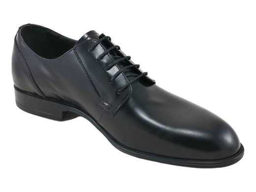 Stringata classica punta affusolata NeroGiardini in pelle nera spazzolata con suola sottile e sottopiede Memory Foam per cerimonie e gala. Prodotto Made in Italy.