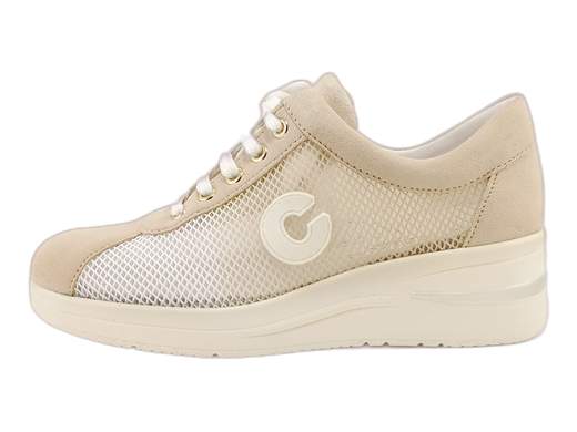 Sneakers CINZIA Soft in rete e camoscio con zeppa 5 cm, fresche e comode anche nelle giornate più calde. Comfort e stile assicurati!<br /><br />Le sneakers CINZIA Soft IV0923492 sono quelle alleate perfette per chi vuole freschezza, stile e una camminata da 10 e lode! <br />Realizzate in tessuto a rete con sfumature degradé e dettagli in camoscio, sono leggere come l’aria e pronte a regalarti comfort tutto il giorno. <br />Chiusura regolabile con lacci per una calzata perfetta e sottopiede in pelle, imbottito ed estraibile: igiene, traspirabilità e relax non vanno mai in vacanza! <br />Il fondo zeppa in gomma leggera da 5 cm ti regala altezza senza sacrifici. Ideali per ogni occasione, anche nelle giornate più bollenti. <br />Con CINZIA Soft si va sul sicuro… ma con stile!