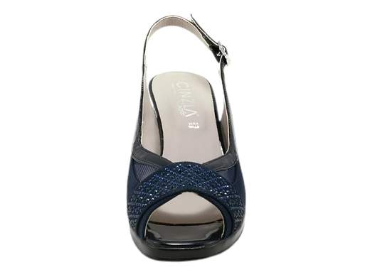 Esplora l'eleganza senza tempo del sandalo da donna slingback Cinzia Soft IAB323849C 002. Realizzato con maestria in camoscio sintetico e vernice, questo sandalo è un'icona di stile e raffinatezza. L'accessorio con strass aggiunge un tocco di brillantezza, mentre il sottopiede imbottito in pelle assicura un comfort eccezionale. Con un comodo tacco di 6,5 cm ed un plateau di 1 cm, questo sandalo è perfetto per chi cerca un equilibrio tra moda classica ed eleganza. Realizzato in Italia, rappresenta la migliore qualità artigianale.