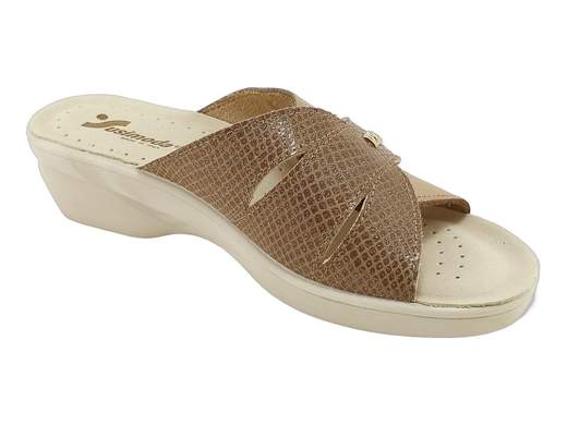 Ciabatte Susimoda donna comode e regolabili, in nabuk stampa rettile, zeppa leggera e Made in Italy. Perfette per casa e tempo libero.<br /><br />E adesso parliamone bene: queste ciabatte Susimoda 1066/116 non sono semplici pantofole da casa, ma un piccolo lusso quotidiano. La tomaia in nabuk con stampa rettile dà quel tocco fashion anche quando stai solo andando a preparare il caffè.<br /><br />La regolazione con strappo ti permette di adattarle alla perfezione al piede, così dimentichi fastidi e pressioni. Il sottopiede imbottito in pelle coccola la pianta, mentre la zeppa di 4 cm in poliuretano ti solleva quel tanto che basta per camminare comoda… ma con stile.<br /><br />Leggere, pratiche e sorprendentemente curate nei dettagli, sono ideali per la casa ma pronte a uscire con te anche sul balcone, in giardino o per una commissione veloce. E sì, sono Made in Italy: qualità vera, non solo parole.<br /><br />Pronta a regalare un po’ di comfort ai tuoi piedi? Scopri ora e non tornare più indietro!