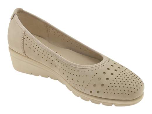 Ballerine CINZIA Soft IV2123266 in nabuk traforato beige, con plantare memory foam e zeppa flessibile da 3,5 cm. Comfort e stile anche d’estate! <br /><br />Fresche, leggere e incredibilmente comode! <br />Le ballerine CINZIA Soft IV2123266, realizzate in morbida pelle nabuk traforata color beige, sono la scelta perfetta per affrontare le giornate più calde con stile. <br />Il plantare imbottito in memory foam coccola il piede, mentre la zeppa flessibile da 3,5 cm offre il giusto supporto senza rinunciare alla leggerezza. <br />Perfette dal lavoro al tempo libero, sono il mix ideale di praticità ed eleganza. Disponibili su Laporta Calzature, falle tue ora!