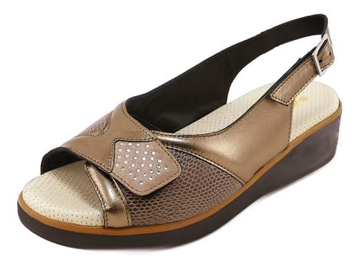 Sandali comfort SUSIMODA 2908/15 con tomaia stretch, chiusura regolabile e plantare PIUMA GEL. Perfetti per piedi sensibili. Made in Italy.<br /><br />I SUSIMODA 2908/15 sono pensati per chi mette il comfort al primo posto, senza rinunciare a un tocco curato. La tomaia è interamente regolabile a strappo, il che li rende ideali anche per piedi delicati, gonfi o con esigenze particolari.<br /><br />Il tessuto stretch accoglie con dolcezza eventuali irregolarità, donando una calzata morbida e priva di costrizioni. Un discreto accessorio con strass aggiunge un dettaglio luminoso senza eccessi, mantenendo uno stile sobrio ma elegante.<br /><br />Il plantare PIUMA GEL in pelle imbottita regala una sensazione di morbidezza costante, mentre la zeppa leggera da 3,5 cm in poliuretano garantisce stabilità e passo sicuro per tutto il giorno. Ovviamente Made in Italy.<br /><br />Vuoi un sandalo che coccoli i tuoi piedi senza sembrare “ortopedico”? Questo modello è la risposta giusta.