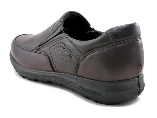 Mocassini uomo in pelle marrone scuro, leggeri e ammortizzati. Comfort elevato, ideali per ufficio e uso quotidiano prolungato.<br /><br />Questi mocassini da uomo rappresentano una soluzione ideale per chi desidera comfort elevato, leggerezza e stile sobrio da indossare ogni giorno. La tomaia è realizzata in morbida pelle nappa bottalata color marrone scuro, una finitura elegante e versatile che si abbina facilmente a outfit da lavoro e casual curati. La fodera in tessuto tecnico traspirante aiuta a mantenere il piede asciutto anche dopo molte ore di utilizzo.<br /><br />La calzata è estremamente confortevole grazie alla soletta estraibile e traspirante in pelle memory foam, progettata per ammortizzare l’impatto e sostenere il piede durante la camminata. Il doppio elastico laterale rende la calzata rapida e agevole, assicurando al tempo stesso una tenuta stabile e naturale senza punti di pressione.<br /><br />Il fondo platform in poliuretano da 3 cm garantisce leggerezza, flessibilità e un’ottima capacità di assorbimento degli urti, rendendo questi mocassini adatti a lunghe camminate, giornate di lavoro intense e utilizzo prolungato. Un modello pensato per chi cerca una scarpa pratica, elegante e affidabile, con la qualità della produzione italiana.<br /><br />Una scelta intelligente per affrontare la giornata con stile e comfort, dall’ufficio al tempo libero.