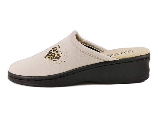 Pantofole donna invernali aperte dietro in peluche beige con zeppa 4 cm<br /><br />Pantofole donna invernali aperte dietro, ideali per affrontare la stagione fredda con comfort, calore e praticità. La tomaia in peluche beige liscio è impreziosita da un elegante decoro maculato a forma di cuore con piccoli strass dorati, per uno stile femminile e curato anche in casa.<br /><br />La fodera interna in tessuto caldo contribuisce a mantenere il piede avvolto e protetto dal freddo, mentre il sottopiede imbottito in velluto, morbido e confortevole, garantisce una piacevole sensazione a ogni passo.<br /><br />Il fondo con zeppa di 4 cm in gomma flessibile e antiscivolo assicura stabilità, leggerezza e sicurezza anche su superfici leggermente bagnate.<br />Perfette per il relax domestico, per le attività quotidiane in casa e per chi desidera una pantofola pratica ma elegante.<br /><br />⚠️ Nota vestibilità: si consiglia di scegliere una taglia in più rispetto alla normale taglia utilizzata di pantofole.