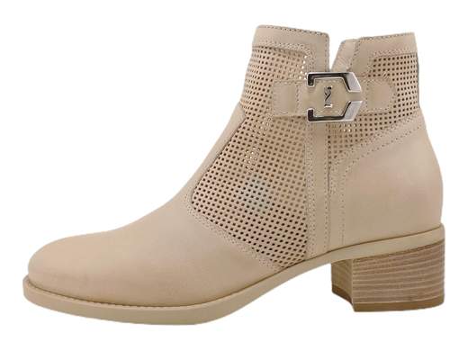 Stivaletto NeroGiardini E409710D: eleganza e comfort in ogni passo!<br />Pelle traforata, accessorio logato, zip laterale, plantare estraibile DryGo e tacco di 4 cm.