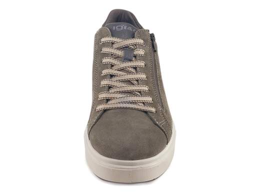 Sneakers in pelle scamosciata con zip laterale e suola ammortizzata. Comode per camminare a lungo, ideali per lavoro e uso quotidiano.<br /><br />Queste sneakers da uomo sono realizzate in pelle scamosciata color bosco/fango, una tonalità raffinata e versatile, perfetta per la stagione autunnale e invernale. La fodera interna in pelle assicura traspirabilità e comfort costante durante tutta la giornata.<br /><br />La calzata è comoda e stabile, grazie alla soletta estraibile in pelle imbottita, ideale anche per chi utilizza plantari personalizzati. La doppia chiusura con lacci a 7 fori e zip laterale permette una regolazione precisa del piede e una calzata rapida, pratica e sicura.<br /><br />Il fondo platform in poliuretano alto 3,5 cm è leggero, flessibile e ammortizzante: accompagna il passo in modo naturale e rende queste sneakers perfette per lunghe camminate, spostamenti urbani e utilizzo prolungato, anche in ufficio.<br /><br />Una sneaker pensata per chi cerca comfort reale, praticità quotidiana e stile sobrio, senza rinunciare alla qualità artigianale italiana.<br /><br />Sceglile ora per affrontare ogni giornata con comfort, praticità e uno stile sempre curato.