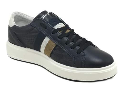 Scopri l'eleganza senza sforzo della sneaker da uomo Igi&Co Sten 3625911. Realizzata in pelle traforata blu, questa sneaker offre una chiusura classica con lacci o la praticità di uno slip-on grazie alla fascia elastica centrale. Il plantare imbottito in pelle garantisce comfort superiore, mentre il fondo platform da 3,5 cm conferisce uno stile unico. Un prodotto Made in Italy che unisce moda e qualità.