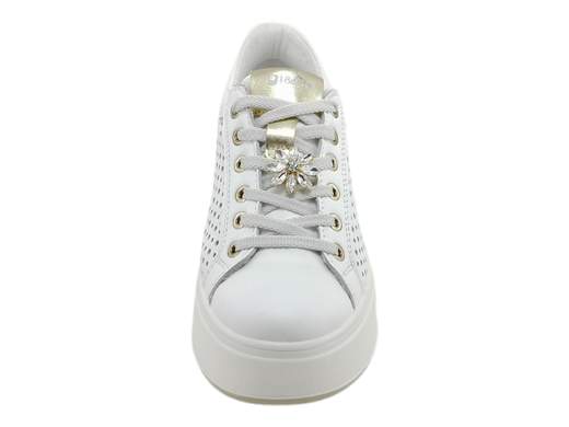 Scopri le sneakers donna IGI&CO Ally 7657222 in pelle traforata, fresche e leggere. Comfort top con suola platform da 5,5 cm. Acquistale su Laporta Calzature! <br /><br />Le sneakers IGI&CO Ally 7657222 sono il mix perfetto tra stile e comfort. <br />Realizzate in morbida pelle traforata per farti sentire fresca anche nei giorni più caldi, hanno un sottopiede imbottito ed estraibile con rialzo di 1 cm sotto il tallone: comodità garantita! <br />Il charm a forma di fiore (sì, è removibile!) aggiunge un tocco di personalità, mentre la suola platform da 5,5 cm in poliuretano leggero e ammortizzante slancia la figura senza sacrificare il benessere dei piedi. <br />100% Made in Italy e disponibili su Laporta Calzature. <br />Non lasciartele sfuggire, aggiungile al carrello ora!