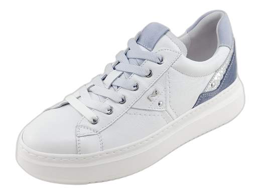 Sneakers NeroGiardini E513040D in pelle bianca con dettagli avio e argento, sottopiede DryGo estraibile e platform 4,5 cm. Comode e Made in Italy.<br /><br />Bianco brillante, tocchi d’argento e un pizzico di avio: le sneakers NeroGiardini E513040D non passano inosservate. <br />Realizzate interamente in morbida pelle, sono rifinite da inserti in camoscio color avio e argento brillante per uno stile ricercato ma sempre portabile. <br />I lacci sfumati? Una chicca tutta da sfoggiare. <br />La fodera in pelle e il sottopiede estraibile DryGo garantiscono freschezza e comfort anche nelle giornate più lunghe. <br />Il platform da 4,5 cm ti regala qualche centimetro in più... ma senza perdere il sorriso. <br />Scoprile ora su Laporta Calzature e metti sprint alle tue camminate quotidiane!