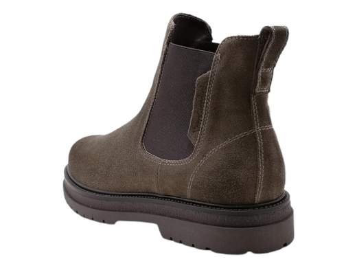 Esplora l'eleganza senza tempo con lo stivaletto Chelsea da uomo NeroGiardini I304011U. Realizzato con pelle scamosciata di alta qualità, questo stivaletto incarna lo stile classico con un tocco moderno. Il plantare imbottito estraibile in pelle DryGo offre un comfort straordinario, garantendo un'esperienza di camminata fresca e asciutta in ogni momento. La suola carrarmato, perfetta per la stagione fredda, ti offre aderenza e sicurezza su ogni superficie, mentre la costruzione robusta assicura una resistenza duratura. Un vero must-have Made in Italy per un look impeccabile, sia che tu sia in città o all'avventura, questo stivaletto NeroGiardini rappresenta la perfetta fusione tra design raffinato e funzionalità, pronto a completare con stile ogni tuo outfit.