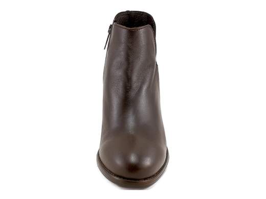 Tronchetti IGI&CO donna in pelle testa di moro con tacco a blocco. Eleganti, comodi e Made in Italy, perfetti per ufficio e sera.<br /><br />Questi tronchetti IGI&CO rappresentano l’equilibrio ideale tra eleganza, comfort e carattere. La tomaia combina la pelle liscia sul davanti con una raffinata pelle stampata effetto rettile sul tallone, creando un contrasto sofisticato che valorizza ogni outfit.<br /><br />La fodera interamente in pelle e la soletta imbottita accompagnano il piede con una sensazione di morbidezza costante, rendendo la calzata sorprendentemente confortevole anche con il tacco. Il tacco a blocco da 6 cm offre stabilità e sicurezza, ideale per affrontare la giornata senza rinunciare allo stile.<br /><br />La suola in gomma antiscivolo garantisce una camminata sicura, mentre il design pulito ed elegante rende questi tronchetti perfetti sia per contesti professionali sia per le uscite serali. Un modello versatile, raffinato e affidabile, espressione autentica del Made in Italy firmato IGI&CO.