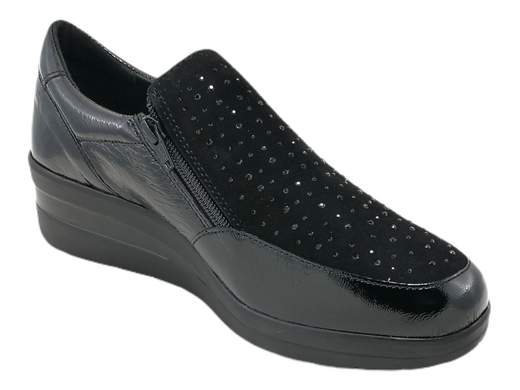 Scopri le Sneakers Donna Susimoda 93100/122 in pelle scamosciata con strass e doppia zip, eleganti e comode. Acquista ora su Laporta Calzature!<br /><br />Le Sneakers Donna Susimoda 93100/122, disponibili su Laporta Calzature, sono la scelta ideale per chi cerca un look classico con un tocco di brillantezza. <br />Realizzate in morbida pelle scamosciata impreziosita da strass in tinta e dettagli in vernice, queste sneakers aggiungono eleganza senza perdere in praticità. <br />La doppia zip laterale rende la calzata semplicissima, perfetta per chi ha sempre fretta ma non rinuncia allo stile! <br />Il sottopiede estraibile, soffice e imbottito, coccola il piede ad ogni passo, mentre il fondo zeppa in poliuretano leggero e flessibile di 4,5 cm dona un comodo slancio. <br />Porta praticità e raffinatezza nelle tue giornate: acquista ora su Laporta Calzature e dai luce al tuo passo!