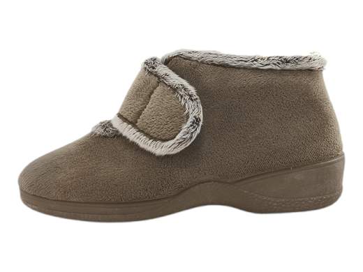 Pantofole donna CINZIA Soft ED02859 in velluto con bordo in pelliccia e chiusura a strappo. Comode, calde e con zeppa da 3,5 cm. Scoprile su Laporta Calzature! <br /><br />Le pantofole CINZIA Soft ED02859 sono il perfetto mix di comfort e stile per le tue giornate casalinghe. <br />Realizzate in velluto con un elegante bordo in pelliccia, si distinguono per il loro design in stile polacchine e la chiusura a strappo che garantisce una calzata personalizzata e super confortevole. <br />L'interno, in tessuto spesso e caldo, è il tuo alleato contro il freddo, mentre il fondo in gomma naturale antiscivolo le rende perfette anche per un rapido giretto fuori casa. La zeppa di 3,5 cm aggiunge un tocco di eleganza e sostegno. <br />Scoprile su Laporta Calzature e concedi ai tuoi piedi il lusso che meritano!