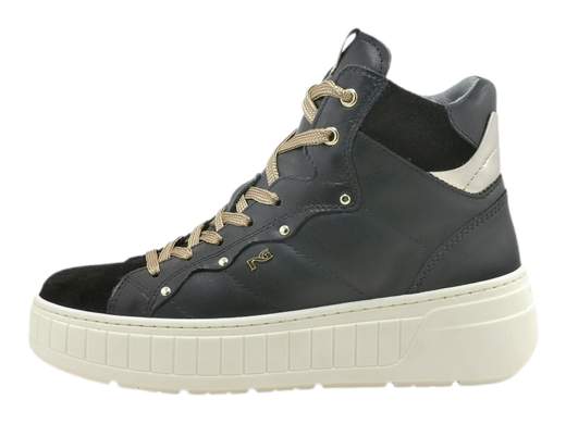 Scopri le Sneakers Alte Donna NeroGiardini I411633D in pelle e camoscio con accessorio logato, comfort e stile Made in Italy. Acquista ora su Laporta Calzature!<br /><br />Le Sneakers Alte Donna NeroGiardini I411633D, disponibili su Laporta Calzature, sono perfette per chi ama uno stile deciso e chic. <br />Realizzate in pelle e camoscio, con accessorio logato sul lato esterno, queste sneakers combinano eleganza e un tocco di grinta che non passa inosservato. <br />La fodera in morbida pelle e il sottopiede estraibile DryGo mantengono i tuoi piedi freschi e comodi tutto il giorno, assorbendo l’umidità con facilità. <br />La doppia chiusura con lacci e zip laterale rende la calzata pratica e veloce, mentre il fondo platform di 5 cm in gomma ti offre altezza e stabilità. <br />Che tu sia in modalità “sportiva chic” o in vena di aggiungere un tocco audace all’outfit, queste sneakers sono la scelta ideale. <br />Dai carattere ai tuoi look e acquista ora su Laporta Calzature!