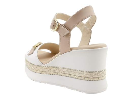 Sandali con zeppa NeroGiardini, bicolore in pelle, accessorio glam e comfort stellare. Eleganza artigianale Made in Italy.<br /><br />Cerchi dei sandali con zeppa alti che siano comodi, stilosi e pronti a seguirti ovunque (anche in quella riunione che non finisce mai)? I *NeroGiardini E513552D* ti aspettano a piè fermo.<br /><br />La tomaia bicolore in pelle, raffinata e grintosa, è impreziosita da un accessorio metallico chic sulla fascia, mentre il cinturino alla caviglia regolabile con fibbia assicura una calzata precisa, tipo abbraccio (ma fashion).<br /><br />Il sottopiede in pelle super imbottito è pensato per chi ama i tacchi ma non i dolori, e la zeppa di 8 cm in gomma con inserto in rafia e mini borchie aggiunge quel tocco di stile che grida "estate italiana" da ogni angolazione.<br /><br />Perfetti come sandali estivi da donna eleganti, ma anche ideali per look casual chic, questi gioielli artigianali *Made in Italy* sono la combo perfetta tra comfort, design e personalità. Chi ha detto che la comodità non può brillare?
