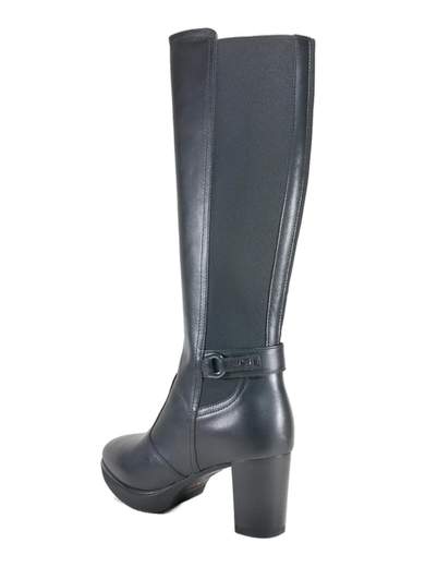 Stivali NeroGiardini in pelle nera e tessuto elastico, tacco 7 cm con plateau. Calzata comoda per camminare davvero, stile Made in Italy.<br /><br />Il mix pelle liscia e tessuto elastico sul retro non è solo questione di look: è pensato per accogliere gambe più robuste e rendere la calzata più facile, senza rinunciare a un’estetica pulita e raffinata, tipica del Made in Italy.<br /><br />Il cinturino con accessorio metallico logato alla caviglia aggiunge un dettaglio deciso, mentre la fodera in pelle e il sottopiede imbottito regalano un comfort che si sente già al primo passo. Non è un semplice tacco alto: il blocco da 7 cm è mitigato da un plateau di 1,5 cm, così l’altezza c’è ma il carico sulla pianta diminuisce. Risultato: cammini più a lungo senza sacrificare l’eleganza.<br /><br />La zip laterale interna rende la calzata pratica e veloce, la suola in gomma antiscivolo dà sicurezza anche su superfici scivolose. Sono stivali grintosi e raffinati, perfetti dall’ufficio alle uscite serali, quando vuoi essere elegante ma davvero a tuo agio.<br />Provali: sentirai che il tacco fa la differenza, ma senza fatica.