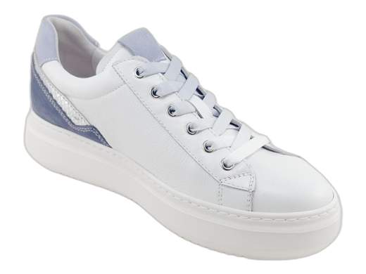 Sneakers NeroGiardini E513040D in pelle bianca con dettagli avio e argento, sottopiede DryGo estraibile e platform 4,5 cm. Comode e Made in Italy.<br /><br />Bianco brillante, tocchi d’argento e un pizzico di avio: le sneakers NeroGiardini E513040D non passano inosservate. <br />Realizzate interamente in morbida pelle, sono rifinite da inserti in camoscio color avio e argento brillante per uno stile ricercato ma sempre portabile. <br />I lacci sfumati? Una chicca tutta da sfoggiare. <br />La fodera in pelle e il sottopiede estraibile DryGo garantiscono freschezza e comfort anche nelle giornate più lunghe. <br />Il platform da 4,5 cm ti regala qualche centimetro in più... ma senza perdere il sorriso. <br />Scoprile ora su Laporta Calzature e metti sprint alle tue camminate quotidiane!