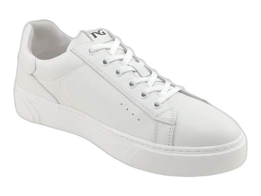 Sneakers uomo NeroGiardini in pelle bianca con sottopiede DryGo e fondo platform. Stile e comfort top. Scoprile ora!<br /><br />Sneakers uomo NeroGiardini E400240U, realizzate interamente in morbida pelle bianca per un look essenziale ma d'impatto. <br />Chiusura regolabile con lacci e fodera interna in pelle per una calzata piacevole tutto il giorno. <br />Il sottopiede in pelle, imbottito ed estraibile DryGo, assicura igiene e traspirabilità impeccabili. <br />Il fondo platform in gomma di 3,5 cm aggiunge slancio e comfort a ogni passo. <br />Un must-have maschile: grintose, versatili e raffinate per ogni outfit. Provale adesso!